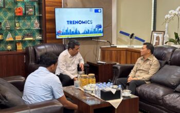 Temui Wamendes, Wabup Dony Lumenta Bahas Desa Tematik dan Koperasi Merah Putih 3 Wakil Bupati Bolaang Mongondow Dony Lumenta (kanan) saat berdiskusi dengan Wamen Desa Ahmad Riza Patria di Jakarta.