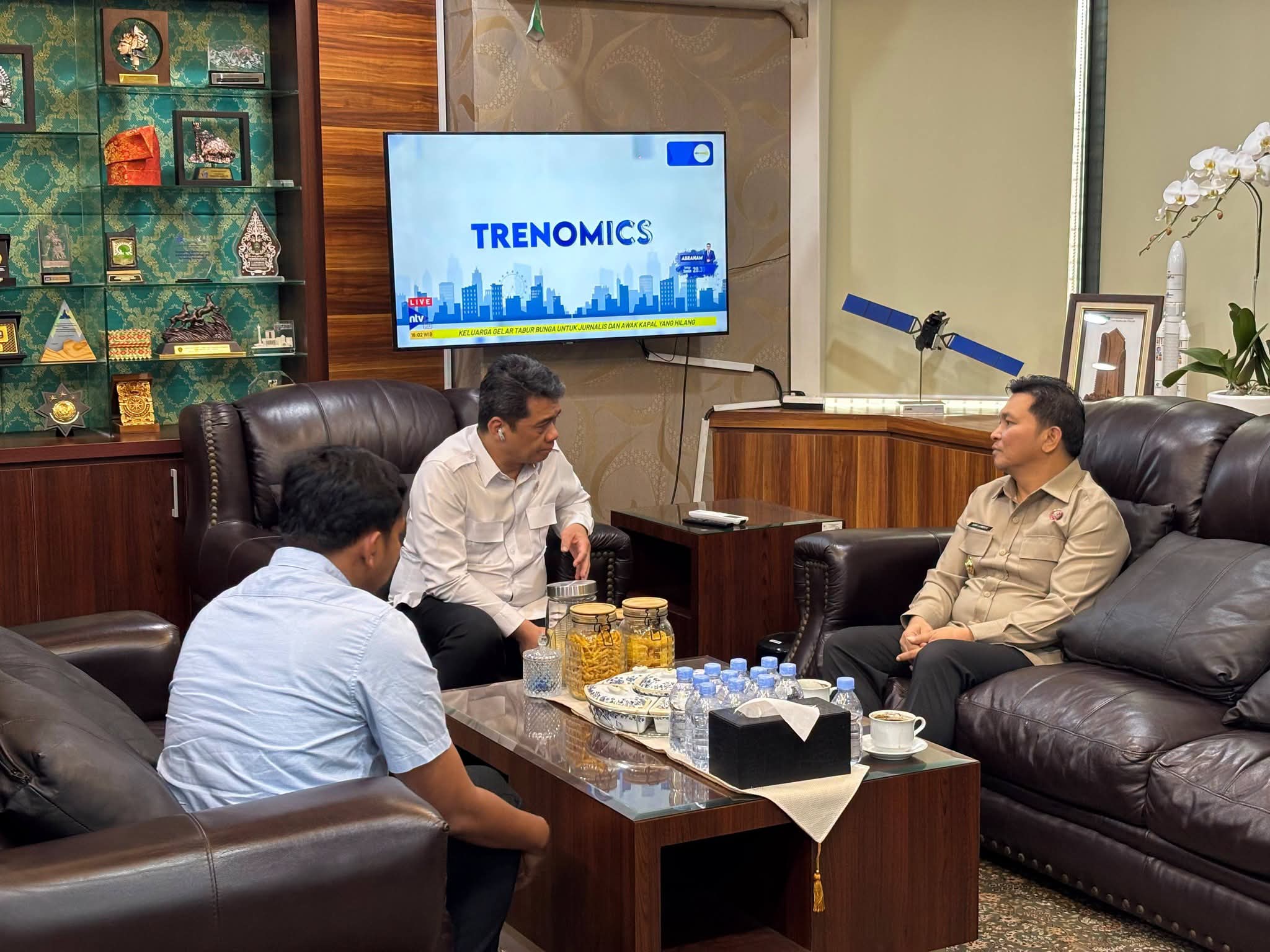 Wakil Bupati Bolaang Mongondow Dony Lumenta (kanan) saat berdiskusi dengan Wamen Desa Ahmad Riza Patria di Jakarta.