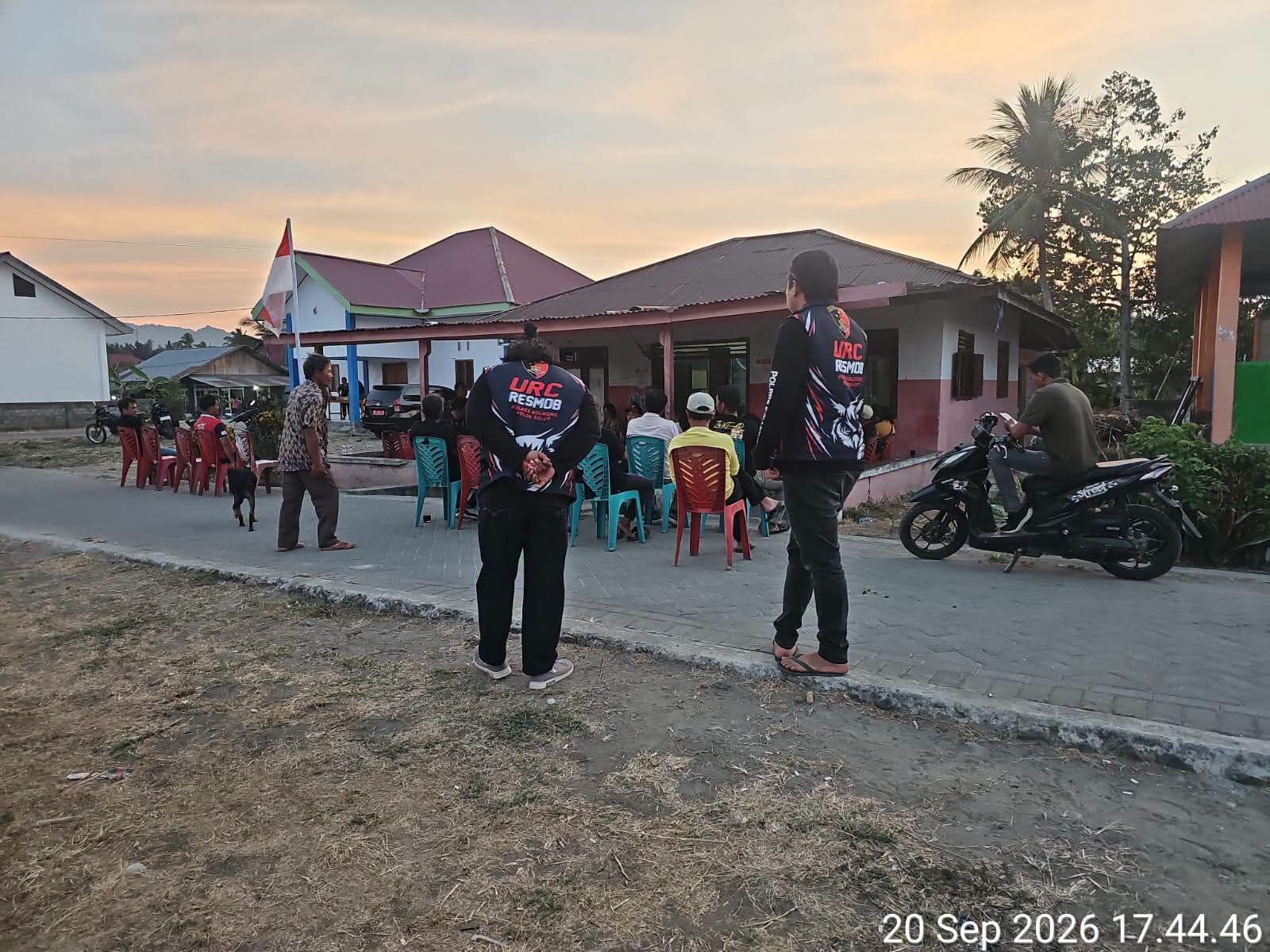 Personel URC Resmob Polres Bolmong memberikan imbauan kamtibmas kepada masyarakat saat melaksanakan patroli cipta kondisi di wilayah hukum Polres Bolmong, Sabtu, 19 September 2026, untuk mencegah gangguan keamanan dan menjaga situasi tetap kondusif.