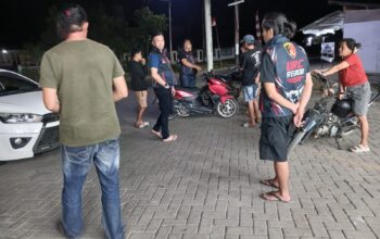 Tim URC Resmob Polres Bolmong menggelar patroli cipta kondisi dan razia sajam di Dumoga untuk mencegah balap liar, miras, dan tawuran warga.