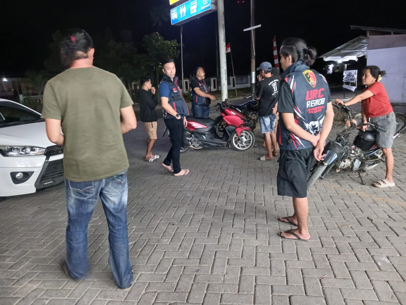 Tim URC Resmob Polres Bolmong menggelar patroli cipta kondisi dan razia sajam di Dumoga untuk mencegah balap liar, miras, dan tawuran warga.