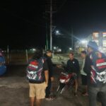 Personel Tim URC Resmob Polres Bolmong saat menggelar pemeriksaan kendaraan dan razia senjata tajam dalam patroli cipta kondisi di wilayah Kabupaten Bolaang Mongondow.