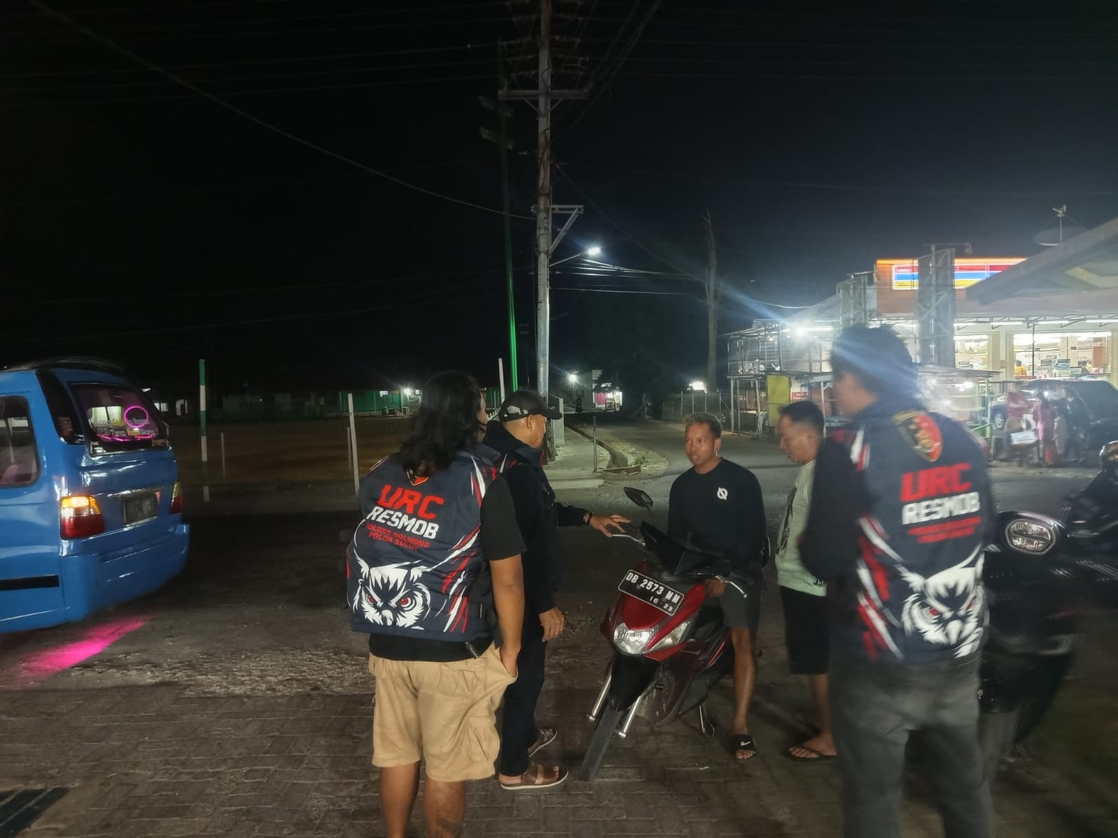 Personel Tim URC Resmob Polres Bolmong saat menggelar pemeriksaan kendaraan dan razia senjata tajam dalam patroli cipta kondisi di wilayah Kabupaten Bolaang Mongondow.