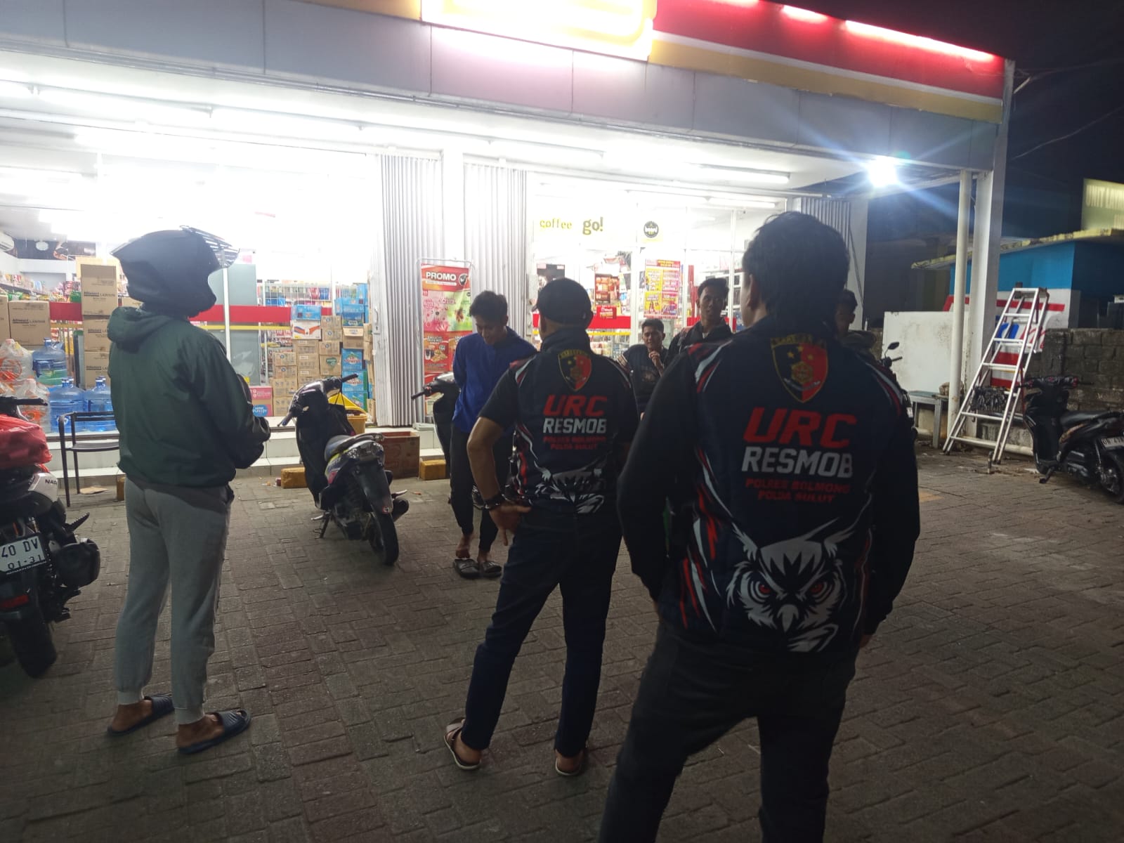Tim URC Resmob Polres Bolmong melaksanakan patroli malam dan menyambangi sejumlah lokasi tongkrongan dalam rangka menciptakan situasi kamtibmas yang aman dan kondusif, Rabu 2 September 2026.