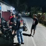 Personel Tim URC Resmob Polres Bolmong saat menggelar patroli cipta kondisi dan pemeriksaan dalam rangka razia senjata tajam di wilayah hukum Polres Bolmong.