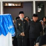 Bupati Bolsel Iskandar Kamaru memberikan penghormatan terakhir dan menyampaikan ucapan duka cita atas berpulangnya almarhum Marwan Makalalag, S.Pd. Sumber Foto: Dok. Humas Pemkab Bolsel