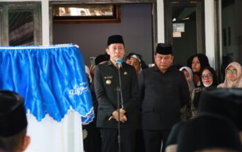 Bupati Bolsel Iskandar Kamaru memberikan penghormatan terakhir dan menyampaikan ucapan duka cita atas berpulangnya almarhum Marwan Makalalag, S.Pd. Sumber Foto: Dok. Humas Pemkab Bolsel