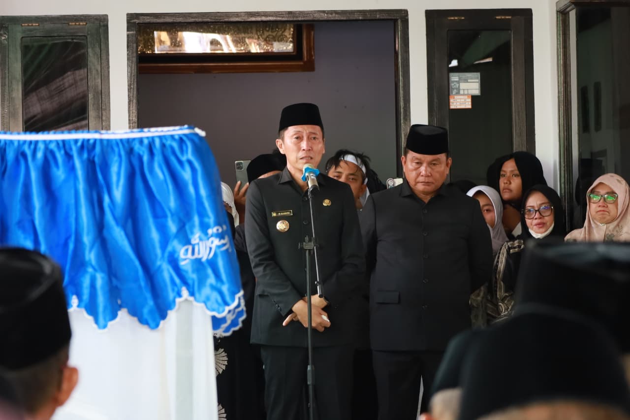 Bupati Bolsel Iskandar Kamaru memberikan penghormatan terakhir dan menyampaikan ucapan duka cita atas berpulangnya almarhum Marwan Makalalag, S.Pd. Sumber Foto: Dok. Humas Pemkab Bolsel