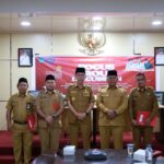 Bupati Bolsel Iskandar Kamaru didampingi Wabup Deddy Abdul Hamid menyerahkan SK Plt Kepala Dinas Kominfo kepada Wahyudin Kadullah di Kantor Bupati Bolsel, Selasa, 8 September 2026.