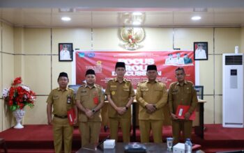 Bupati Bolsel Iskandar Kamaru didampingi Wabup Deddy Abdul Hamid menyerahkan SK Plt Kepala Dinas Kominfo kepada Wahyudin Kadullah di Kantor Bupati Bolsel, Selasa, 8 September 2026.