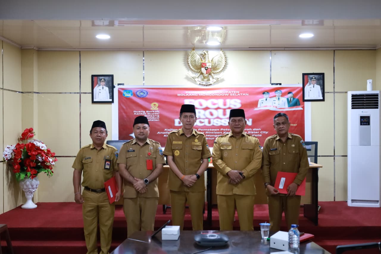 Bupati Bolsel Iskandar Kamaru didampingi Wabup Deddy Abdul Hamid menyerahkan SK Plt Kepala Dinas Kominfo kepada Wahyudin Kadullah di Kantor Bupati Bolsel, Selasa, 8 September 2026.