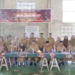 Asisten II Setda Bolsel M. Ichsan Utiah menyerahkan secara simbolis bantuan beras kepada perwakilan penerima manfaat di Desa Tabilaa, Kecamatan Bolaang Uki, Selasa, 8 September 2026.