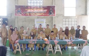 Asisten II Setda Bolsel M. Ichsan Utiah menyerahkan secara simbolis bantuan beras kepada perwakilan penerima manfaat di Desa Tabilaa, Kecamatan Bolaang Uki, Selasa, 8 September 2026.