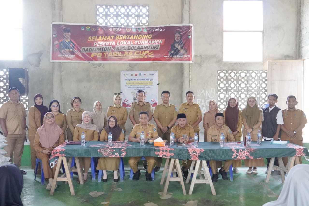 Asisten II Setda Bolsel M. Ichsan Utiah menyerahkan secara simbolis bantuan beras kepada perwakilan penerima manfaat di Desa Tabilaa, Kecamatan Bolaang Uki, Selasa, 8 September 2026.