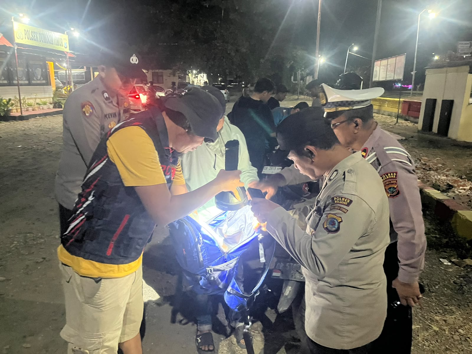 Personel Tim URC bersama Tim Patroli Presisi Polres Bolmong menyisir wilayah rawan dan menggelar razia senjata tajam di Kabupaten Bolaang Mongondow, Selasa, 8 September 2026.