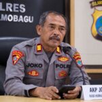 Kasi Humas Polres Kotamobagu AKP Joko Setiono memberikan keterangan resmi untuk meluruskan isu miring terkait penanganan kendaraan di area SPBU Pontodon, Kotamobagu. Foto: Humas Polres Kotamobagu