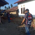 Personel URC Resmob Polres Bolmong saat menyisir wilayah rawan gangguan kamtibmas dalam patroli jalan kaki.