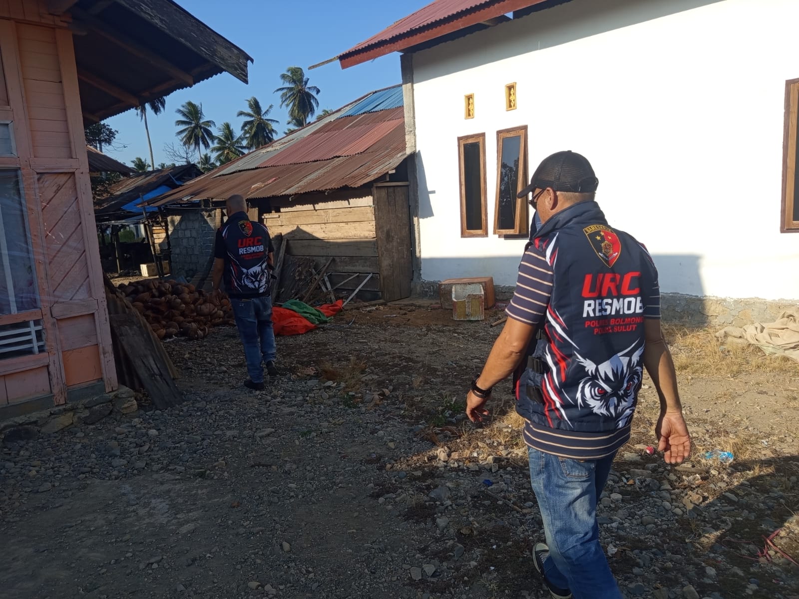 Personel URC Resmob Polres Bolmong saat menyisir wilayah rawan gangguan kamtibmas dalam patroli jalan kaki.