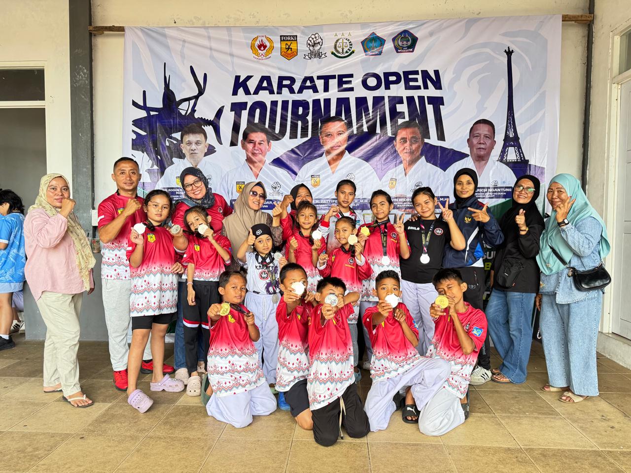Kontingen atlet karate Inkanas Kabupaten Bolaang Mongondow Selatan foto bersama usai meraih 18 medali pada Kejuaraan Kajati Sulut Cup V 2026 di Kota Bitung, Minggu, 13 September 2026.