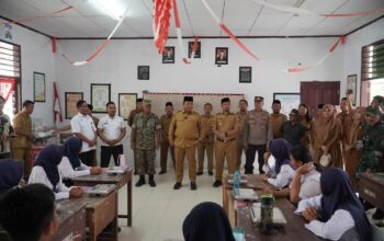 Wabup Deddy Tinjau Penyaluran Perdana Makan Bergizi Gratis 4 Wakil Bupati Bolsel Deddy Abdul Hamid meninjau penyaluran perdana Program Makan Bergizi Gratis di SPPG Desa Deaga, Pinolosian Tengah, Selasa, 15 September 2026. Foto: Diskominfo Bolsel