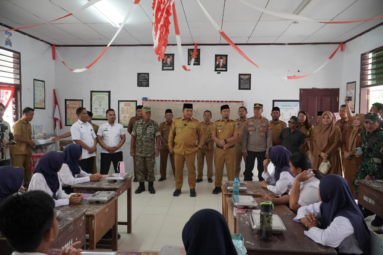 Wakil Bupati Bolsel Deddy Abdul Hamid meninjau penyaluran perdana Program Makan Bergizi Gratis di SPPG Desa Deaga, Pinolosian Tengah, Selasa, 15 September 2026. Foto: Diskominfo Bolsel