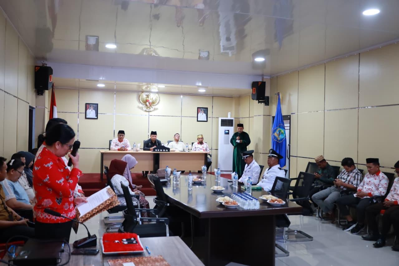 Sekda Bolsel Marzanzius A. Ohy melantik Muhammad Kamaru sebagai Penjabat (Pj) Sangadi Desa Lion, Kecamatan Posigadan, mewakili Bupati Iskandar Kamaru, di Ruang Berkah Kantor Bupati Bolsel, 17 September 2026.