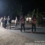 Personel Tim URC Resmob Polres Bolmong memberikan imbauan kamtibmas saat patroli malam di Desa Mogoyunggung.