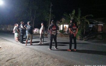 Personel Tim URC Resmob Polres Bolmong memberikan imbauan kamtibmas saat patroli malam di Desa Mogoyunggung.