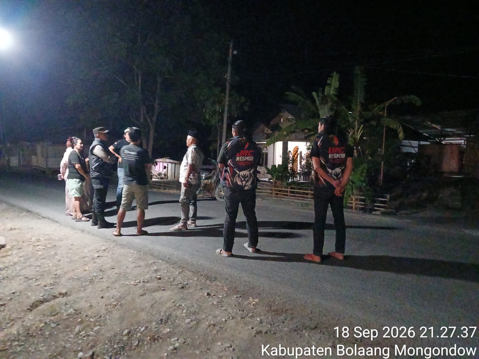 Personel Tim URC Resmob Polres Bolmong memberikan imbauan kamtibmas saat patroli malam di Desa Mogoyunggung.
