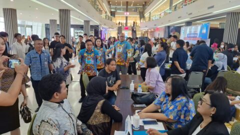 1.423 Warga Sulut Ikuti Layanan Kesehatan Gratis dan Konsultasi Dokter Spesialis 9 Sejumlah warga mengikuti layanan pemeriksaan kesehatan dan konsultasi dokter spesialis yang digelar Pemerintah Provinsi Sulawesi Utara di Atrium Manado Town Square 3, Kamis, 23 September 2026. Kegiatan tersebut mencatat 1.423 warga mendapatkan pelayanan kesehatan secara langsung.