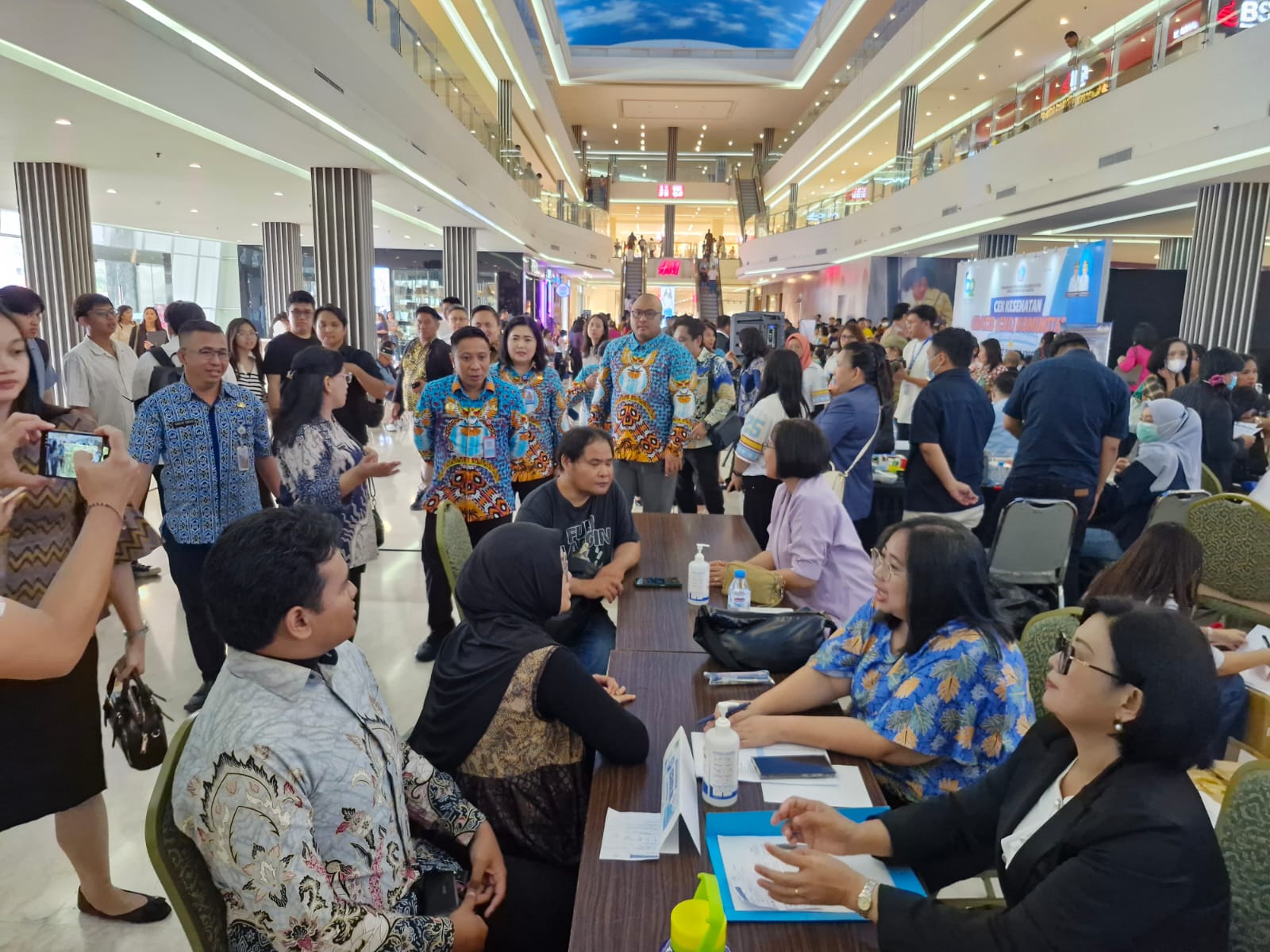 Sejumlah warga mengikuti layanan pemeriksaan kesehatan dan konsultasi dokter spesialis yang digelar Pemerintah Provinsi Sulawesi Utara di Atrium Manado Town Square 3, Kamis, 23 September 2026. Kegiatan tersebut mencatat 1.423 warga mendapatkan pelayanan kesehatan secara langsung.