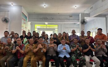 Upai-Poopo Sepakati 5 Poin Damai 3 Jajaran Forkopimda, Polres Kotamobagu, TNI, bersama pemerintah kecamatan, tokoh masyarakat, dan pemuda dari Kelurahan Upai dan Desa Poopo menghadiri Rapat Koordinasi Penanganan Konflik di Kantor Sangadi Desa Sia, Kotamobagu Utara, Senin, 28 September 2026. Pertemuan ini menghasilkan lima poin kesepakatan damai untuk menjaga situasi Kamtibmas tetap kondusif. (Foto: Istimewa)