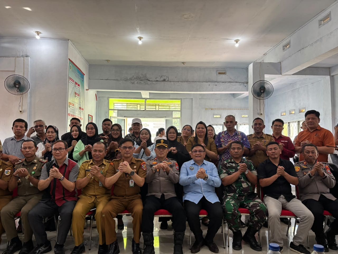Jajaran Forkopimda, Polres Kotamobagu, TNI, bersama pemerintah kecamatan, tokoh masyarakat, dan pemuda dari Kelurahan Upai dan Desa Poopo menghadiri Rapat Koordinasi Penanganan Konflik di Kantor Sangadi Desa Sia, Kotamobagu Utara, Senin, 28 September 2026. Pertemuan ini menghasilkan lima poin kesepakatan damai untuk menjaga situasi Kamtibmas tetap kondusif. (Foto: Istimewa)