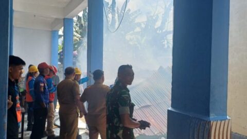 Tiga Unit Kendaraan Pemadam Kebakaran Diturunkan Damkar Kotamobagu Untuk Padamkan Kebakaran di SMA Negeri 1