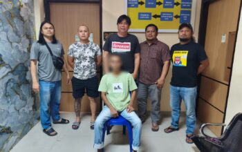 Pria di Tanoyan Selatan Diamankan URC Polres Kotamobagu Terkait Dugaan KDRT 4 Tim Unit Reaksi Cepat (URC) Polres Kotamobagu mengamankan seorang pria berinisial YP alias Yoga (29) yang diduga terkait kasus Kekerasan Dalam Rumah Tangga (KDRT), di Desa Tanoyan Selatan, Kecamatan Lolayan, Kabupaten Bolaang Mongondow, Selasa, 22 September 2026 sekitar pukul 14.30 Wita. Yang bersangkutan kemudian dibawa ke Mapolres Kotamobagu untuk menjalani proses hukum lebih lanjut oleh Unit PPA Satreskrim Polres Kotamobagu. Foto: Tim URC Polres Kotamobagu