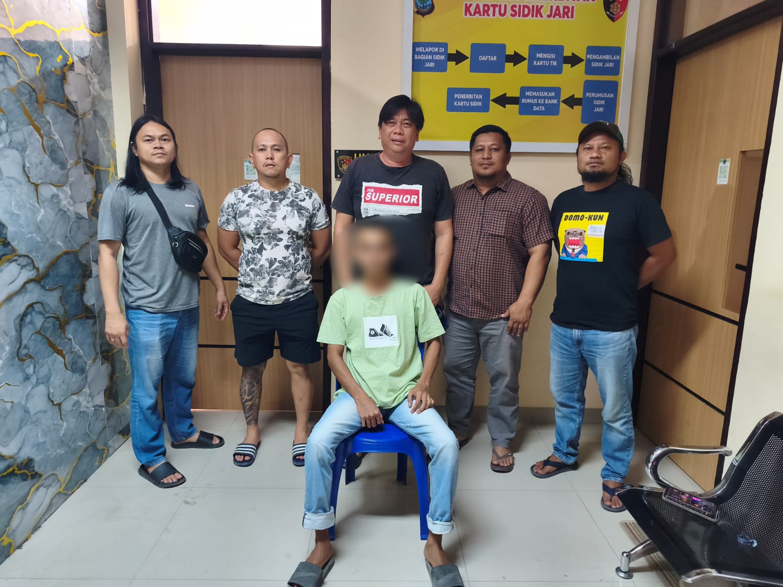 Tim Unit Reaksi Cepat (URC) Polres Kotamobagu mengamankan seorang pria berinisial YP alias Yoga (29) yang diduga terkait kasus Kekerasan Dalam Rumah Tangga (KDRT), di Desa Tanoyan Selatan, Kecamatan Lolayan, Kabupaten Bolaang Mongondow, Selasa, 22 September 2026 sekitar pukul 14.30 Wita. Yang bersangkutan kemudian dibawa ke Mapolres Kotamobagu untuk menjalani proses hukum lebih lanjut oleh Unit PPA Satreskrim Polres Kotamobagu. Foto: Tim URC Polres Kotamobagu