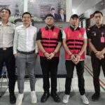 Kejari Kotamobagu menyerahkan tersangka dan barang bukti perkara dugaan korupsi pengelolaan anggaran rutin KPU Boltim kepada Jaksa Penuntut Umum, Rabu 30 September 2026.