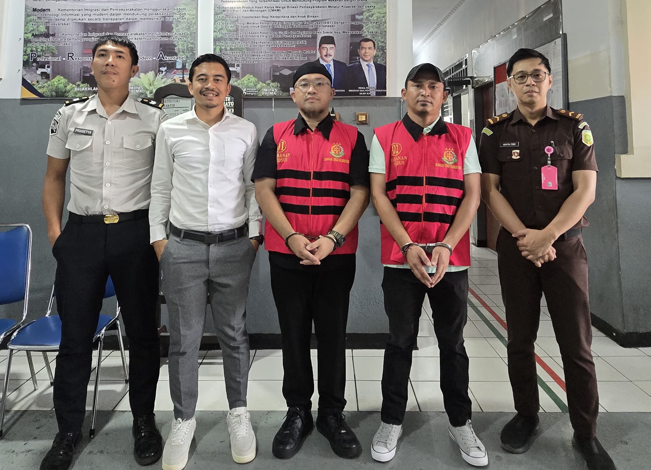 Kejari Kotamobagu menyerahkan tersangka dan barang bukti perkara dugaan korupsi pengelolaan anggaran rutin KPU Boltim kepada Jaksa Penuntut Umum, Rabu 30 September 2026.