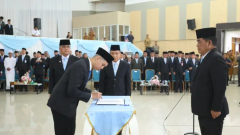 Lantik 318 Pejabat Fungsional, Gubernur Yulius Selvanus Dorong Birokrasi Adaptif