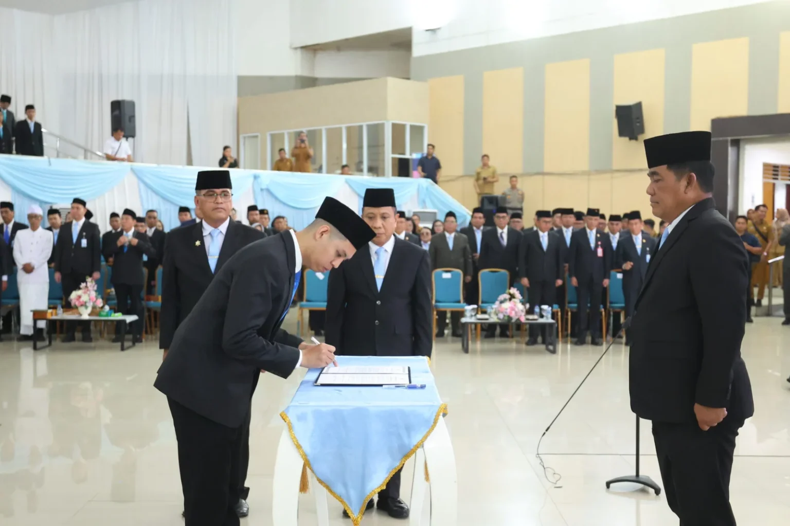 Gubernur Sulawesi Utara Yulius Selvanus memberikan arahan saat melantik 318 pejabat fungsional Pemprov Sulut di Aula Mapalus Kantor Gubernur Sulut, Manado, Senin, 7 September 2026. Foto: Diskominfo Sulut