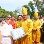 Gubernur Yulius Selvanus menyerahkan simbolis DBH Rp114,4 miliar pada HUT ke-62 di Manado.