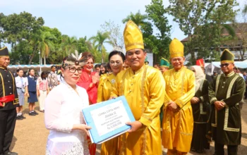 Momentum HUT ke-62, Pemprov Sulut Salurkan DBH Rp114,4 Miliar 4 Gubernur Yulius Selvanus menyerahkan simbolis DBH Rp114,4 miliar pada HUT ke-62 di Manado.