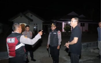 Kapolres Kotamobagu AKBP Abdul Kholik bersama PJU turun langsung memantau kondisi di Kelurahan Upai, Kotamobagu Utara, Jumat, 25 September 2026 dini hari, untuk mengantisipasi keributan susulan pasca kedatangan warga Desa Popo. Pemantauan dilakukan dengan patroli dan koordinasi personel sebagai langkah menjaga keamanan masyarakat agar tetap kondusif. Foto: Humas Polres Kotamobagu