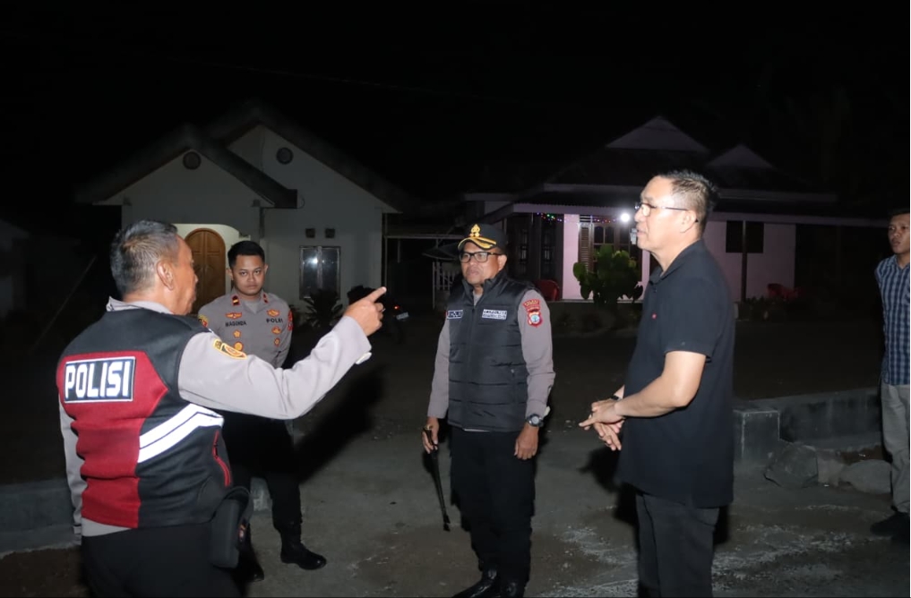 Kapolres Kotamobagu AKBP Abdul Kholik bersama PJU turun langsung memantau kondisi di Kelurahan Upai, Kotamobagu Utara, Jumat, 25 September 2026 dini hari, untuk mengantisipasi keributan susulan pasca kedatangan warga Desa Popo. Pemantauan dilakukan dengan patroli dan koordinasi personel sebagai langkah menjaga keamanan masyarakat agar tetap kondusif. Foto: Humas Polres Kotamobagu