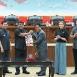 Gubernur Yulius Selvanus menyerahkan dokumen Perubahan KUA-PPAS Tahun Anggaran 2026 kepada Ketua DPRD Sulut dalam rapat paripurna, Rabu, September 2026. Foto: Istimewa