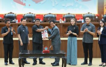 Gubernur Yulius Selvanus menyerahkan dokumen Perubahan KUA-PPAS Tahun Anggaran 2026 kepada Ketua DPRD Sulut dalam rapat paripurna, Rabu, September 2026. Foto: Istimewa