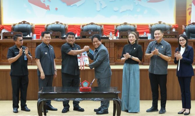 Gubernur Yulius Selvanus menyerahkan dokumen Perubahan KUA-PPAS Tahun Anggaran 2026 kepada Ketua DPRD Sulut dalam rapat paripurna, Rabu, September 2026. Foto: Istimewa