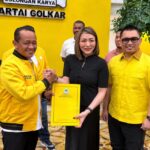Ketua Umum DPP Golkar Bahlil Lahadalia menyerahkan SK kepengurusan DPD Golkar Sulut periode 2025–2030 kepada Michaela Paruntu, didampingi Aditya Moha.