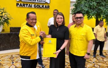 ADM Sekretaris Golkar Sulut Periode 2025–2030 2 Ketua Umum DPP Golkar Bahlil Lahadalia menyerahkan SK kepengurusan DPD Golkar Sulut periode 2025–2030 kepada Michaela Paruntu, didampingi Aditya Moha.