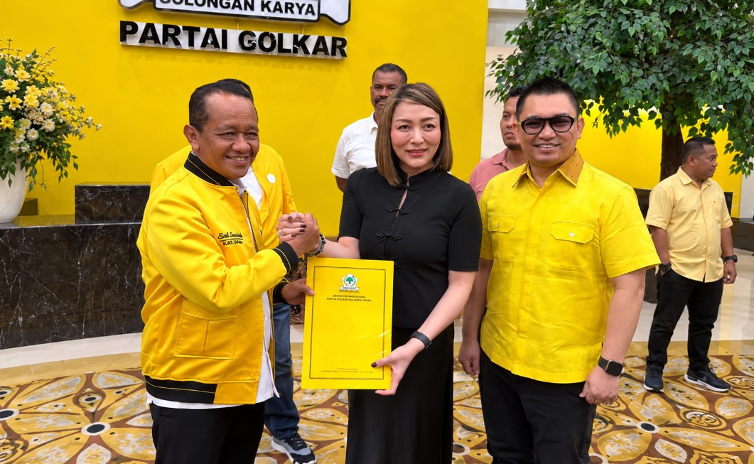 Ketua Umum DPP Golkar Bahlil Lahadalia menyerahkan SK kepengurusan DPD Golkar Sulut periode 2025–2030 kepada Michaela Paruntu, didampingi Aditya Moha.